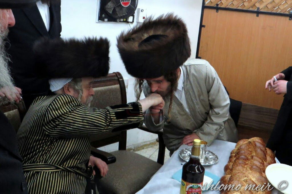 הרבי מקרעטשניף כפר אתא מתברך מאביו זצ"ל ביום הפורים