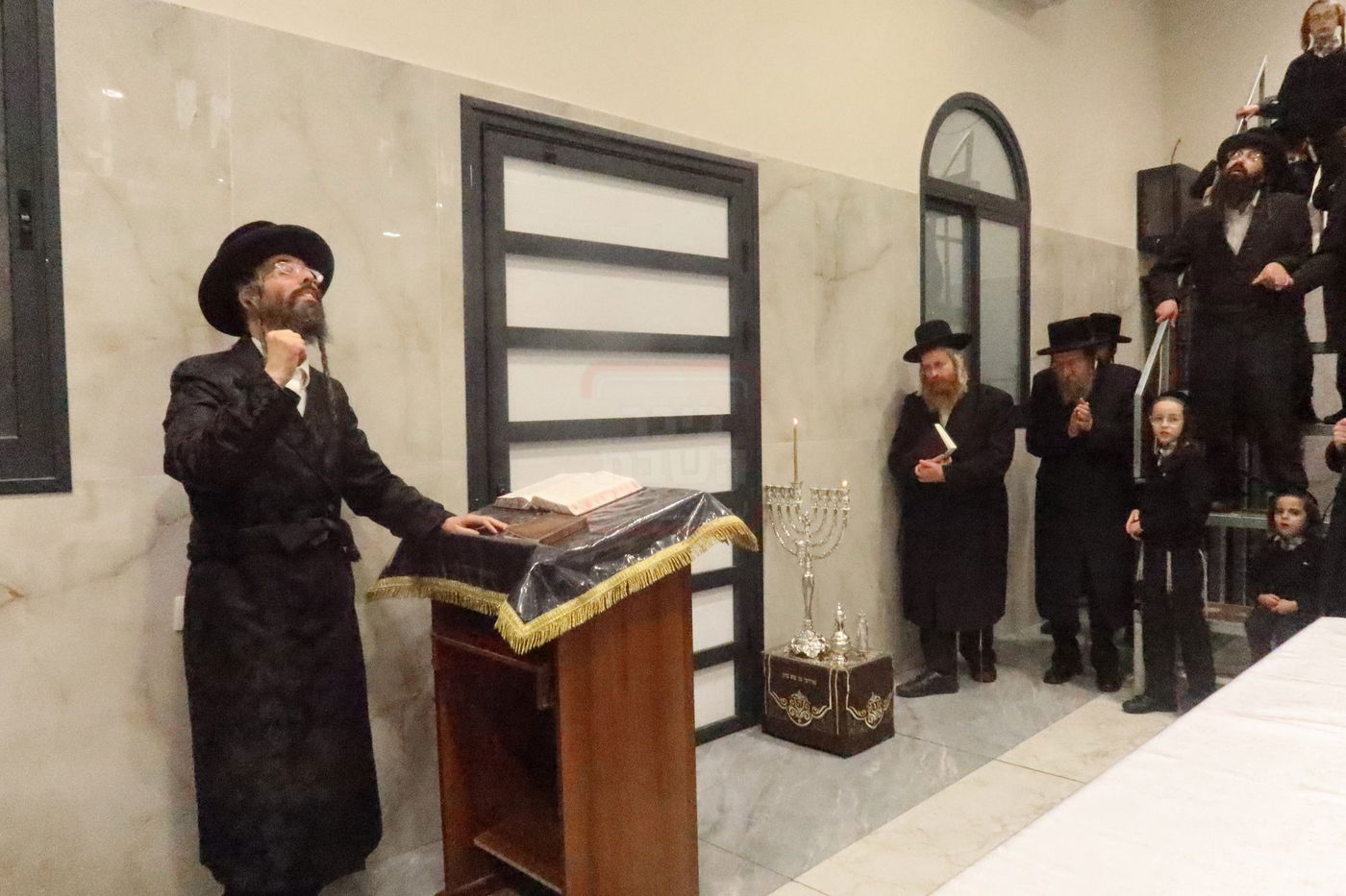 האדמו"ר מזוועהיל בהדלקת נרות חנוכה