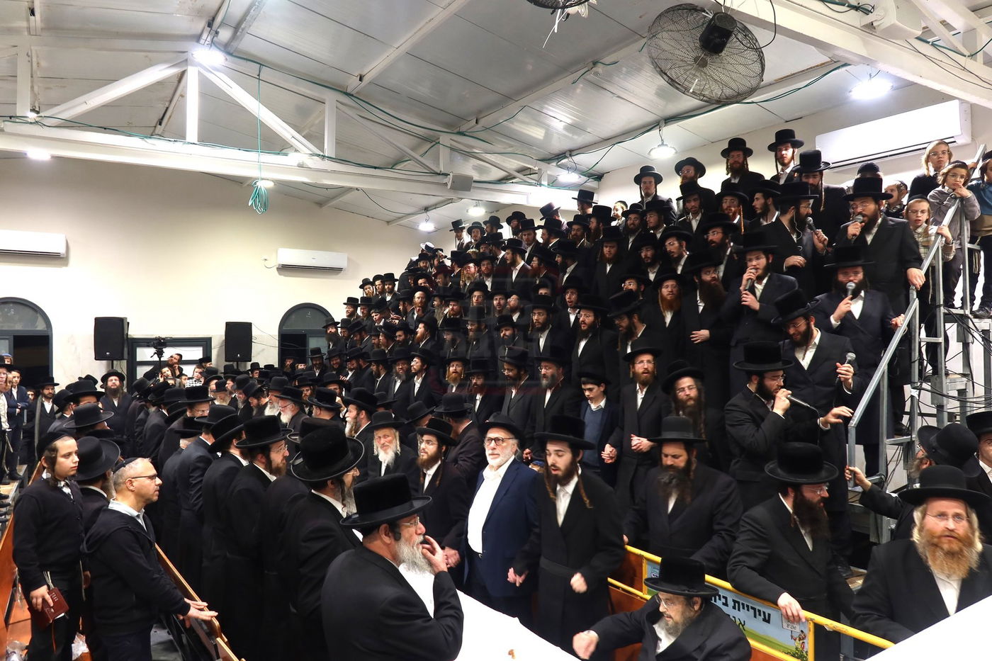 זאת חנוכה בחצה"ק זוויעהיל