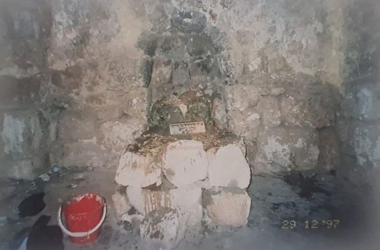 נחמן לנגר בבניית המצבה בקבר מתתיהו ביער בן שמן