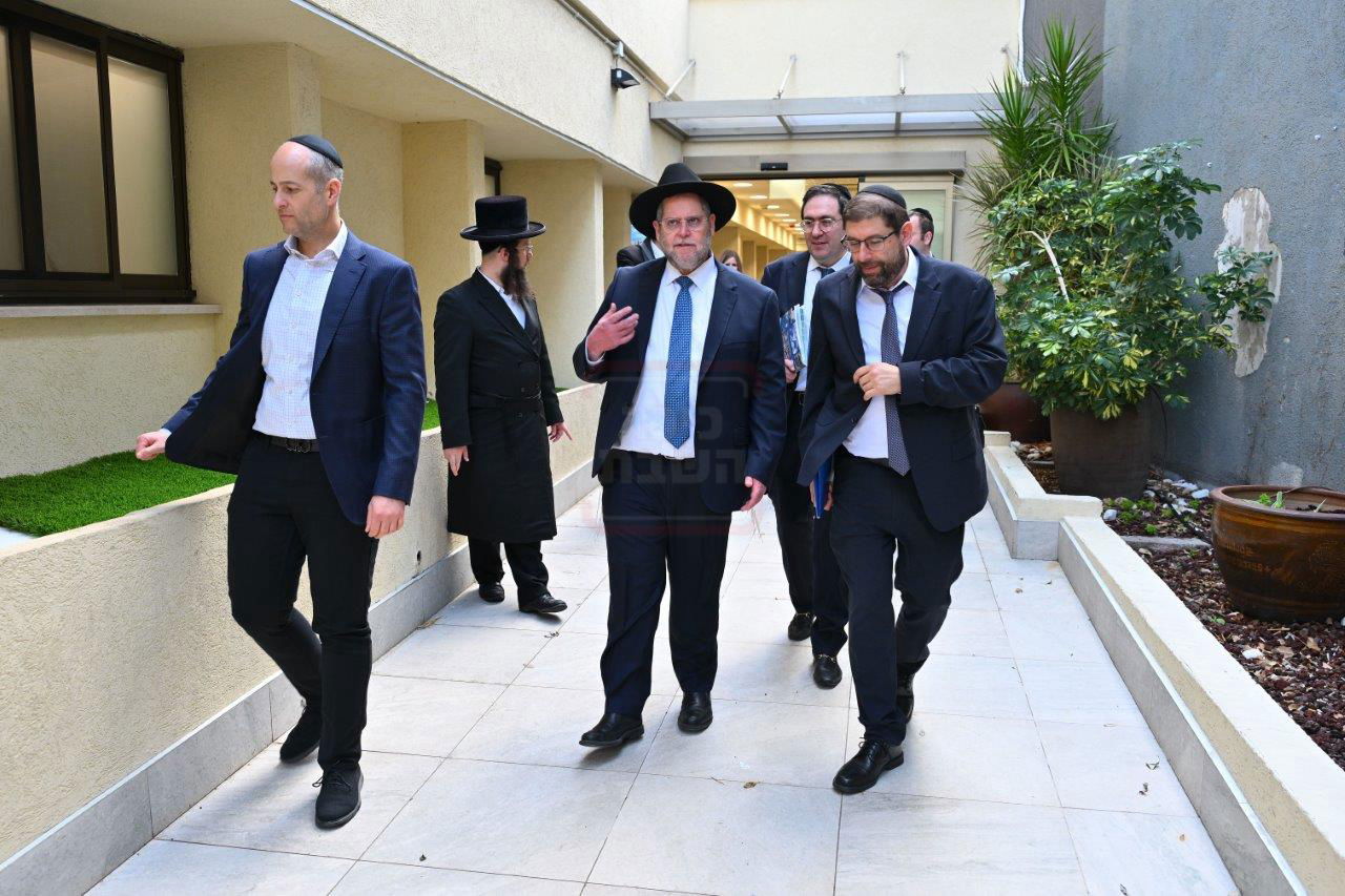 ראשי ארגון 'חמד' מליקווד בביקור במרכז הרופאי צאנז