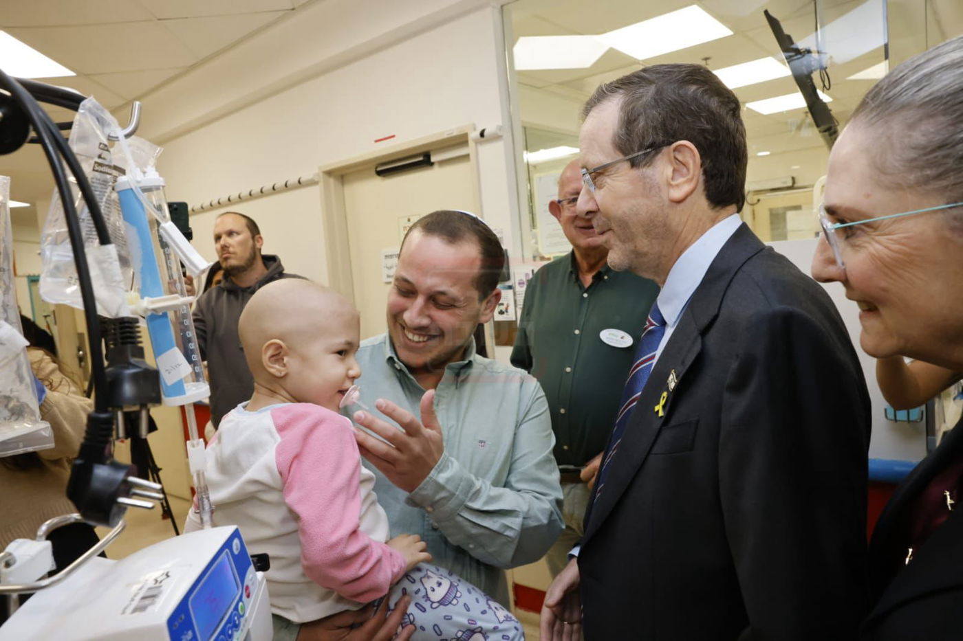 הרב שנבחר והקשר ל'אחים לנשק' | 'זופניק בכיכר' עם כל התמונות, הנייעס והחשיפות של השבוע
