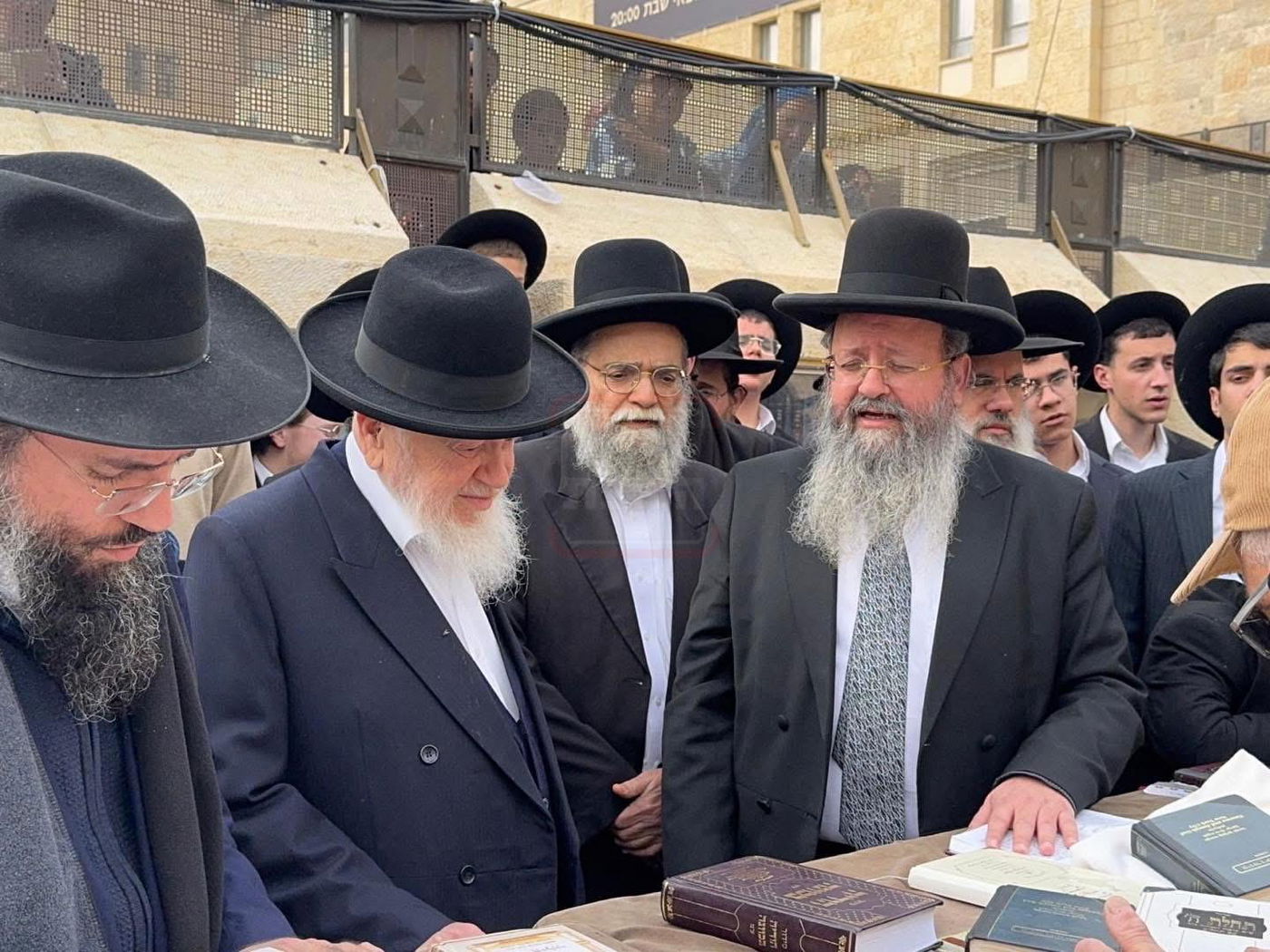 הרב שנבחר והקשר ל'אחים לנשק' | 'זופניק בכיכר' עם כל התמונות, הנייעס והחשיפות של השבוע