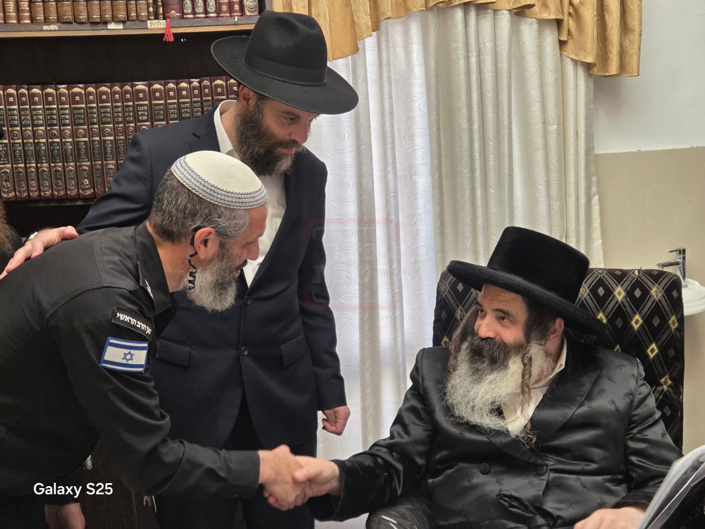 הרב שנבחר והקשר ל'אחים לנשק' | 'זופניק בכיכר' עם כל התמונות, הנייעס והחשיפות של השבוע