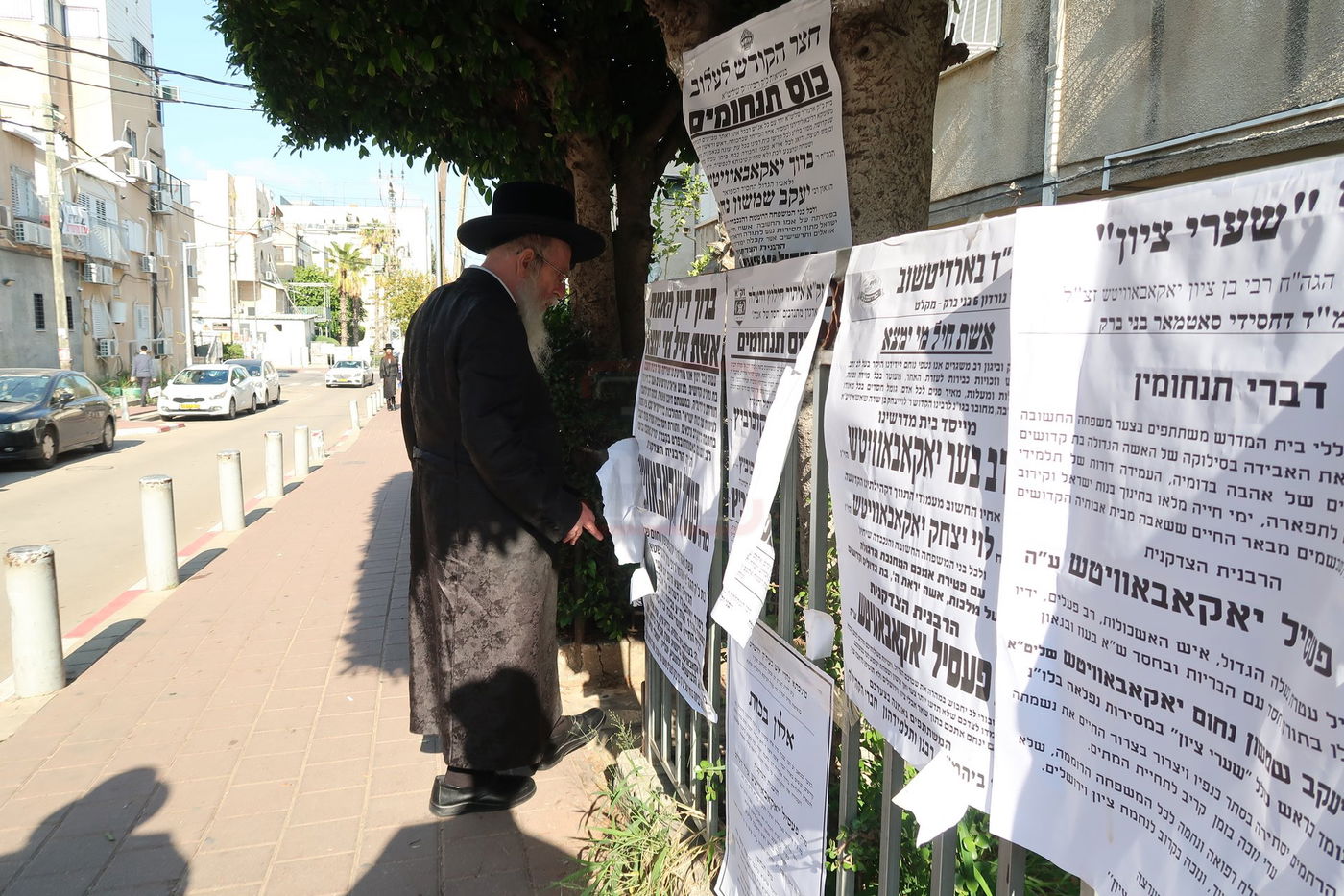 הגה"צ רבי בעריל וייס קורא מודעות