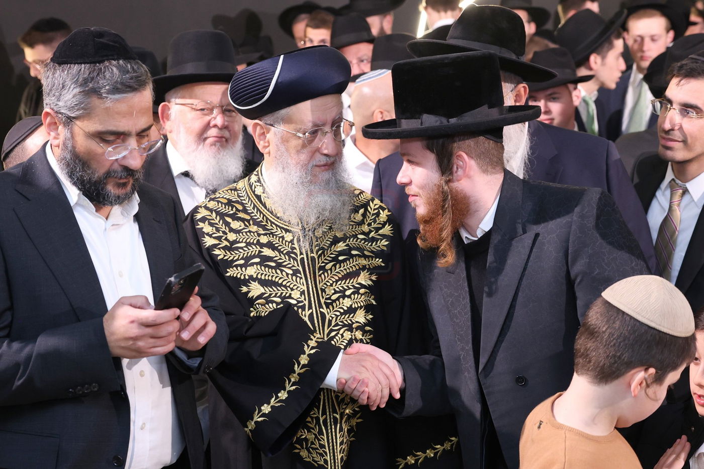 הרב שנבחר והקשר ל'אחים לנשק' | 'זופניק בכיכר' עם כל התמונות, הנייעס והחשיפות של השבוע