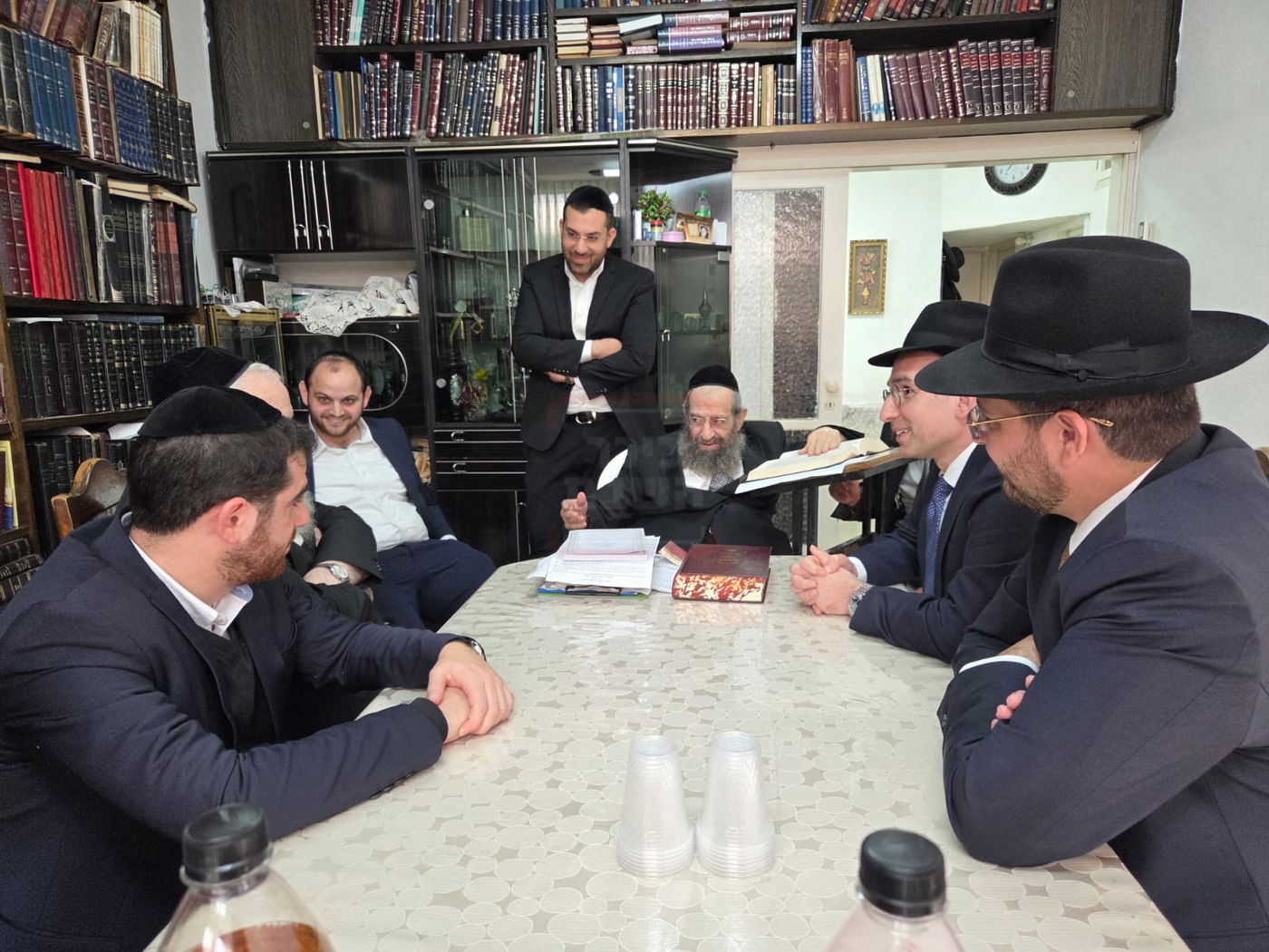 הרב שנבחר והקשר ל'אחים לנשק' | 'זופניק בכיכר' עם כל התמונות, הנייעס והחשיפות של השבוע