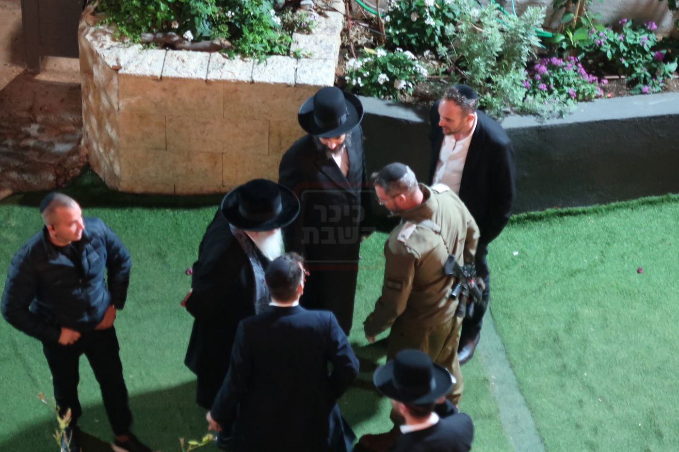 גולדקנופף בכניסה לאולם