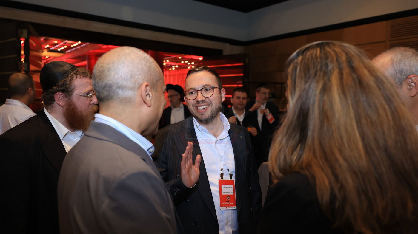 הרב שנבחר והקשר ל'אחים לנשק' | 'זופניק בכיכר' עם כל התמונות, הנייעס והחשיפות של השבוע