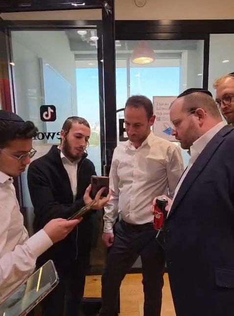 הרב שנבחר והקשר ל'אחים לנשק' | 'זופניק בכיכר' עם כל התמונות, הנייעס והחשיפות של השבוע