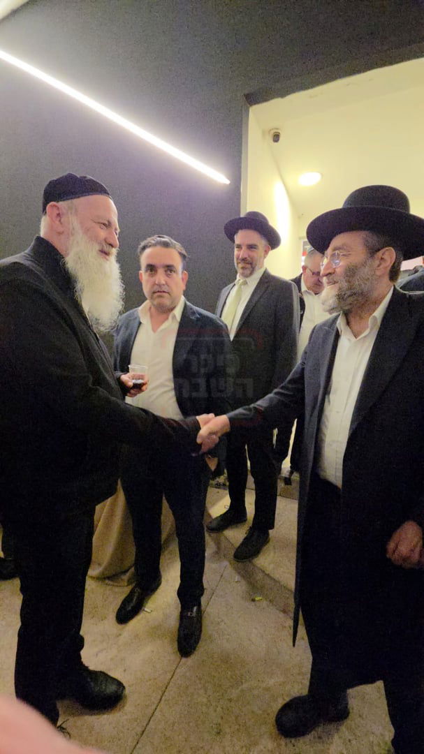 הרב שנבחר והקשר ל'אחים לנשק' | 'זופניק בכיכר' עם כל התמונות, הנייעס והחשיפות של השבוע