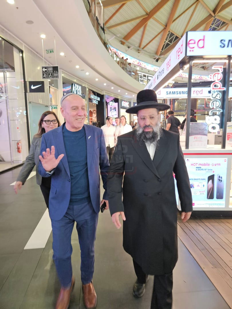 הרב שנבחר והקשר ל'אחים לנשק' | 'זופניק בכיכר' עם כל התמונות, הנייעס והחשיפות של השבוע