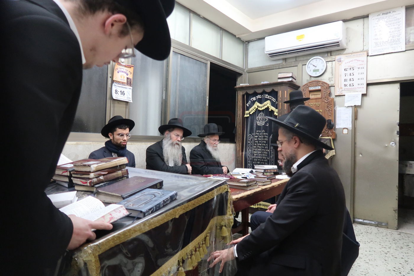 הגאון רבי משה דוד ליפקוביץ בתפילה בבית הלל