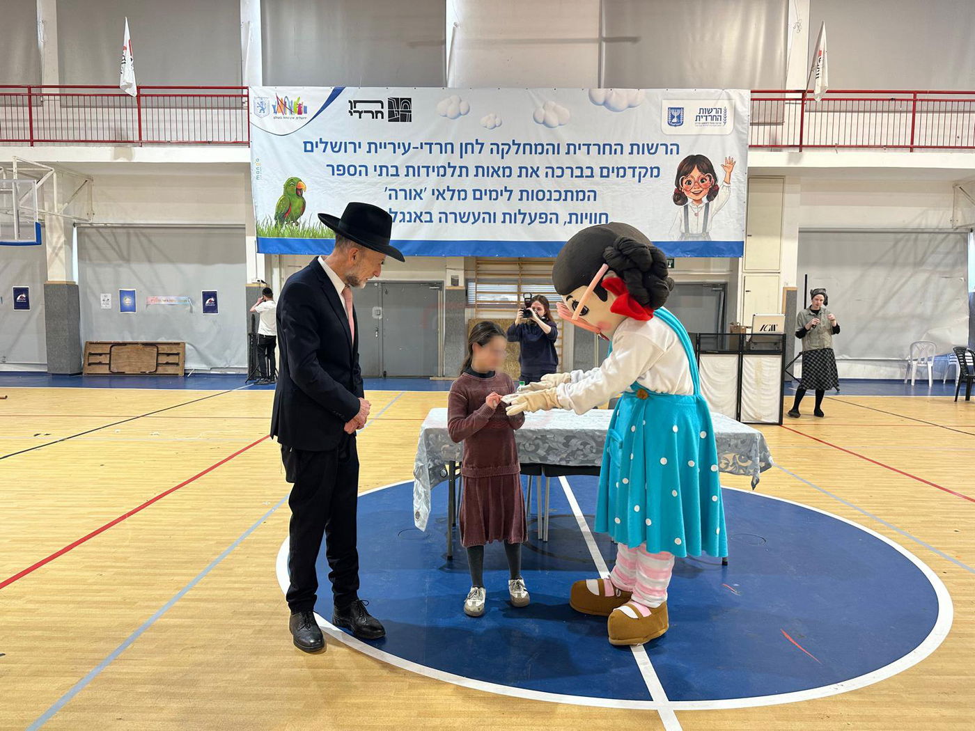 הרב שנבחר והקשר ל'אחים לנשק' | 'זופניק בכיכר' עם כל התמונות, הנייעס והחשיפות של השבוע