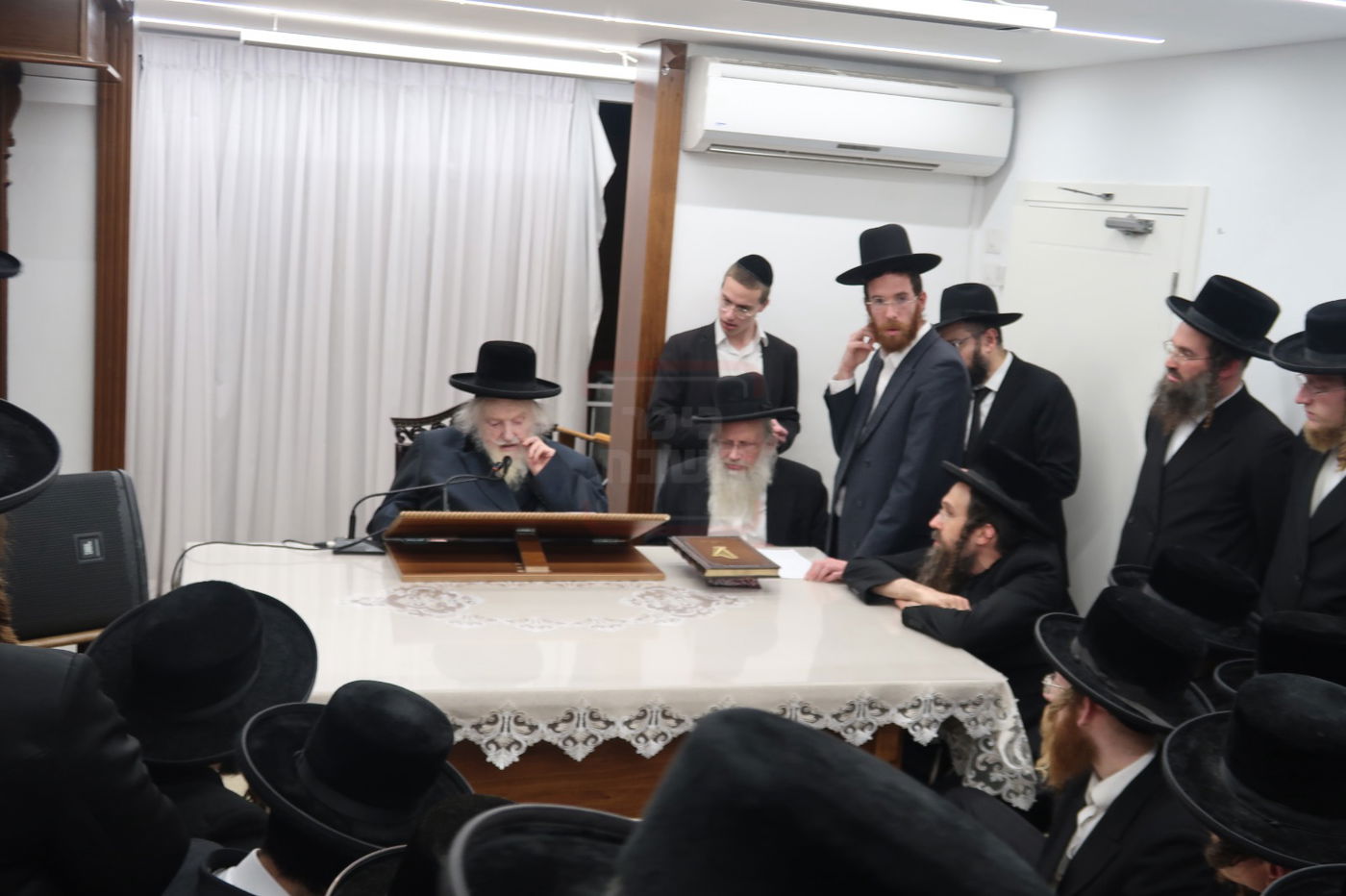 הגר"מ שטרנבוך שורף צו גיוס