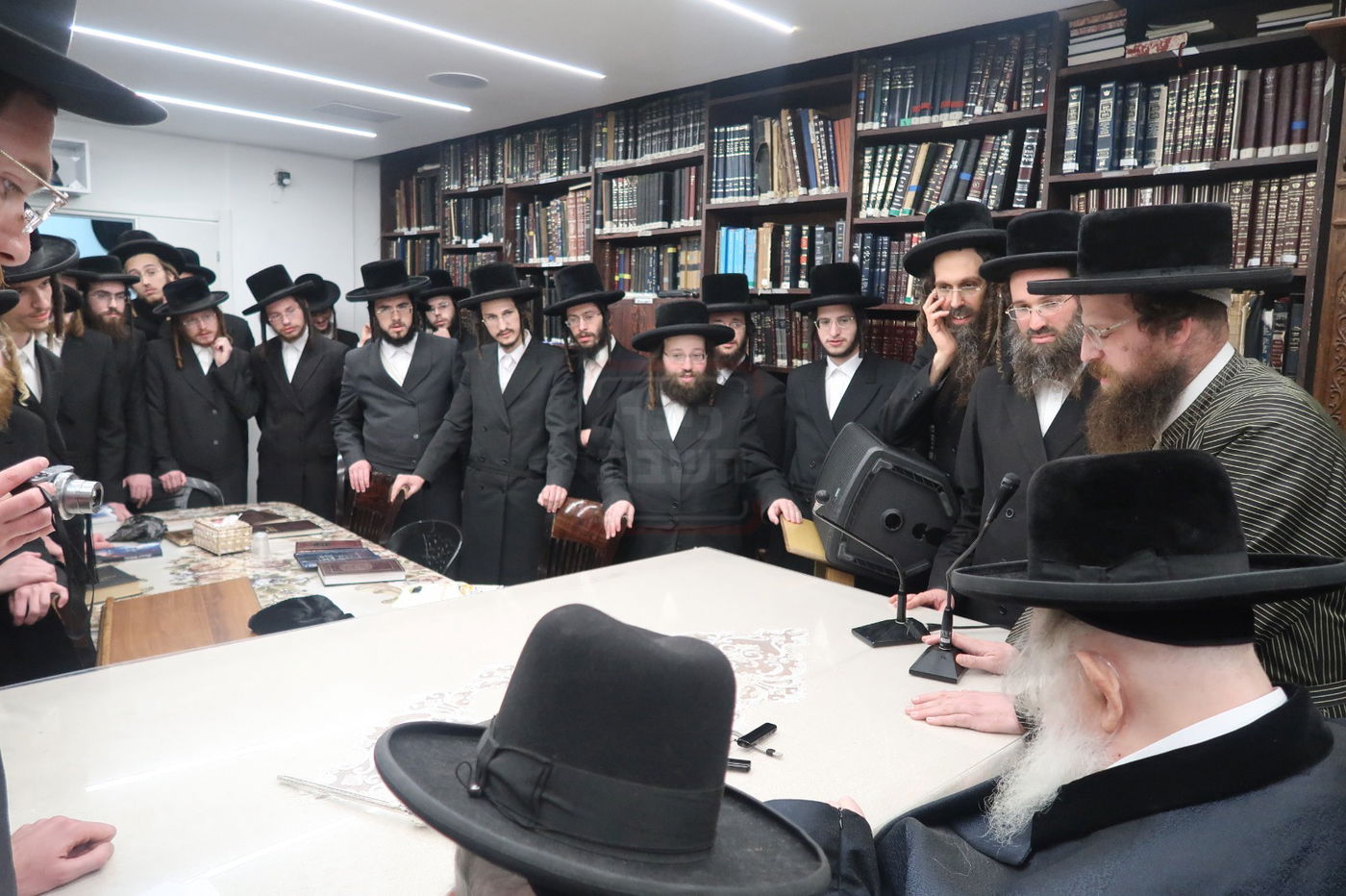 הגר"מ שטרנבוך שורף צו גיוס