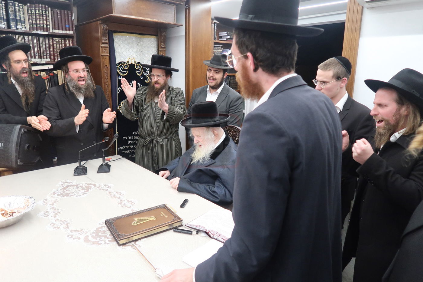 הגר"מ שטרנבוך שורף צו גיוס