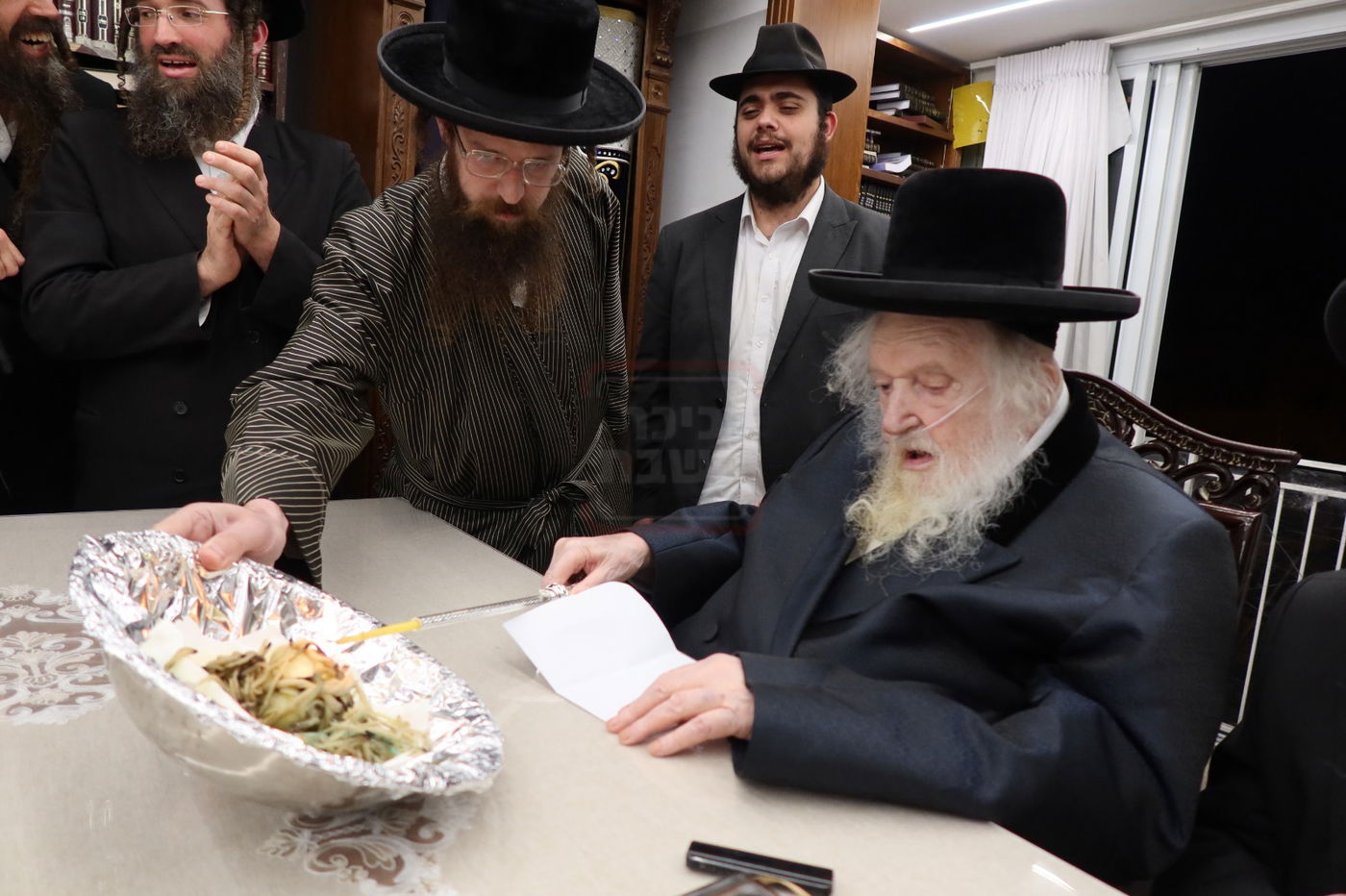 הגר"מ שטרנבוך שורף צו גיוס