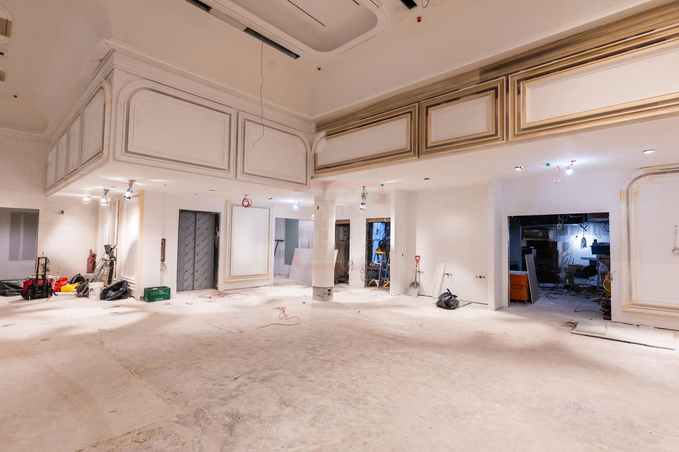 האדמו"ר מסאטמר בסיור באולמות המפוארים