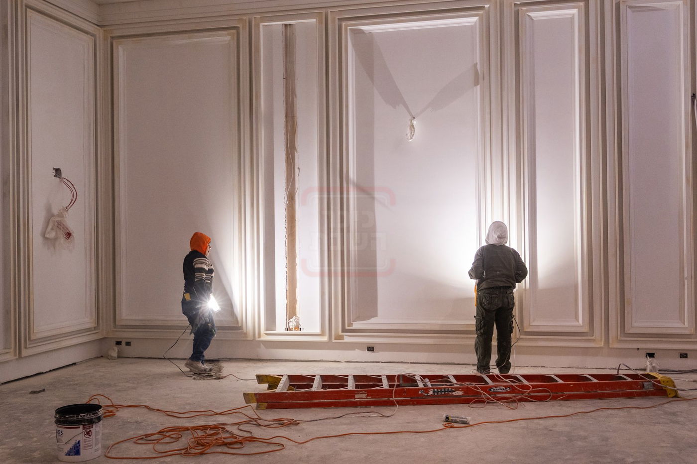 האדמו"ר מסאטמר בסיור באולמות המפוארים