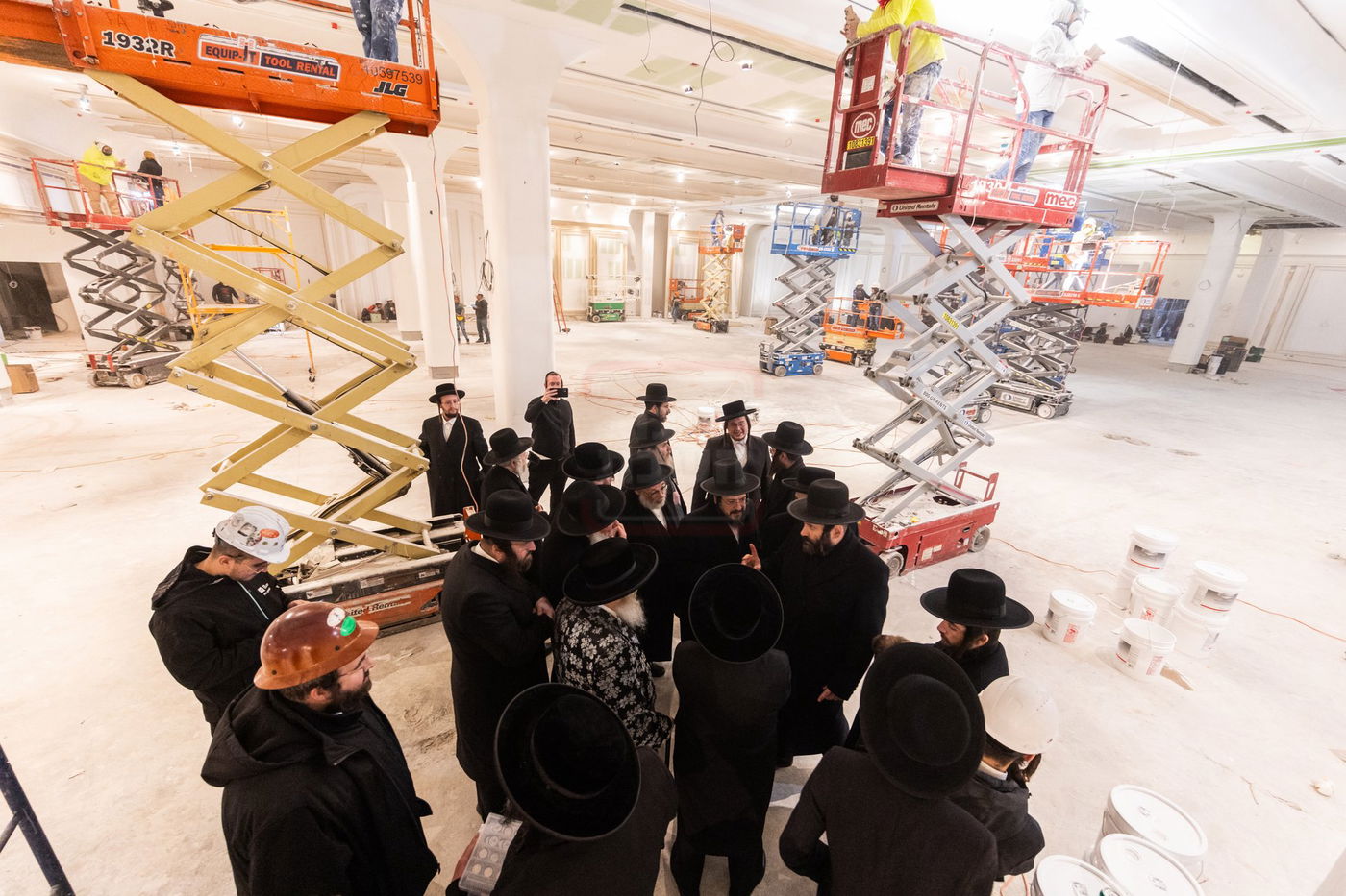 האדמו"ר מסאטמר בסיור באולמות המפוארים