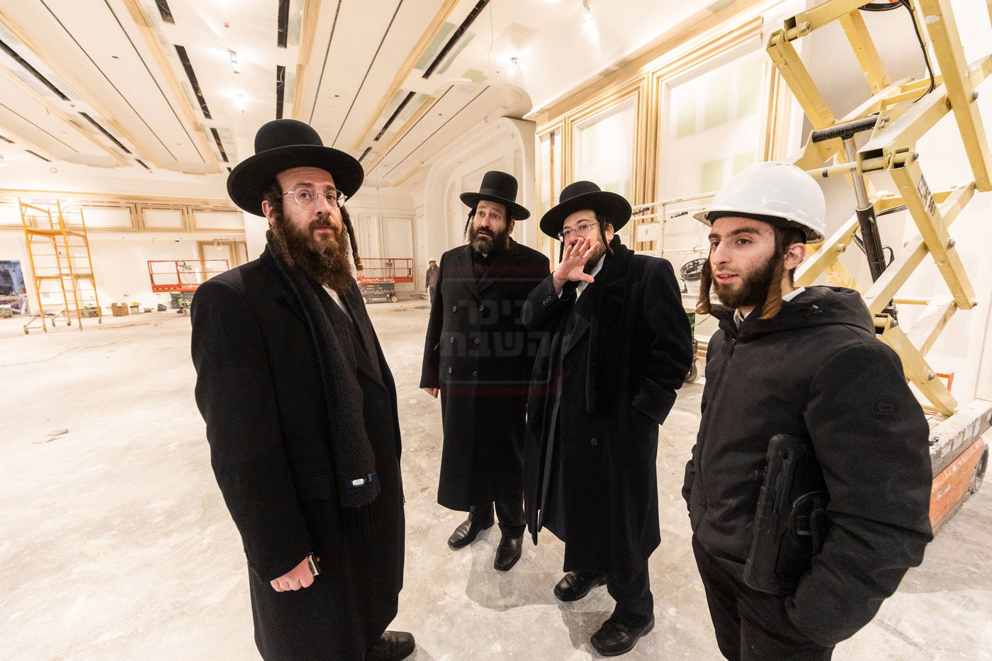 האדמו"ר מסאטמר בסיור באולמות המפוארים