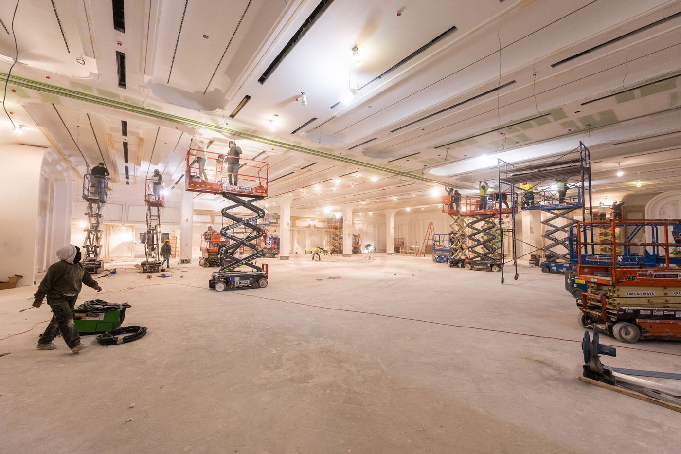 האדמו"ר מסאטמר בסיור באולמות המפוארים