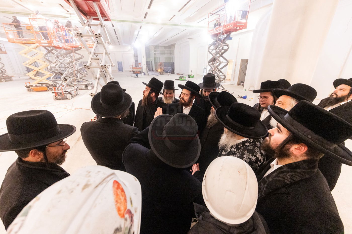 האדמו"ר מסאטמר בסיור באולמות המפוארים