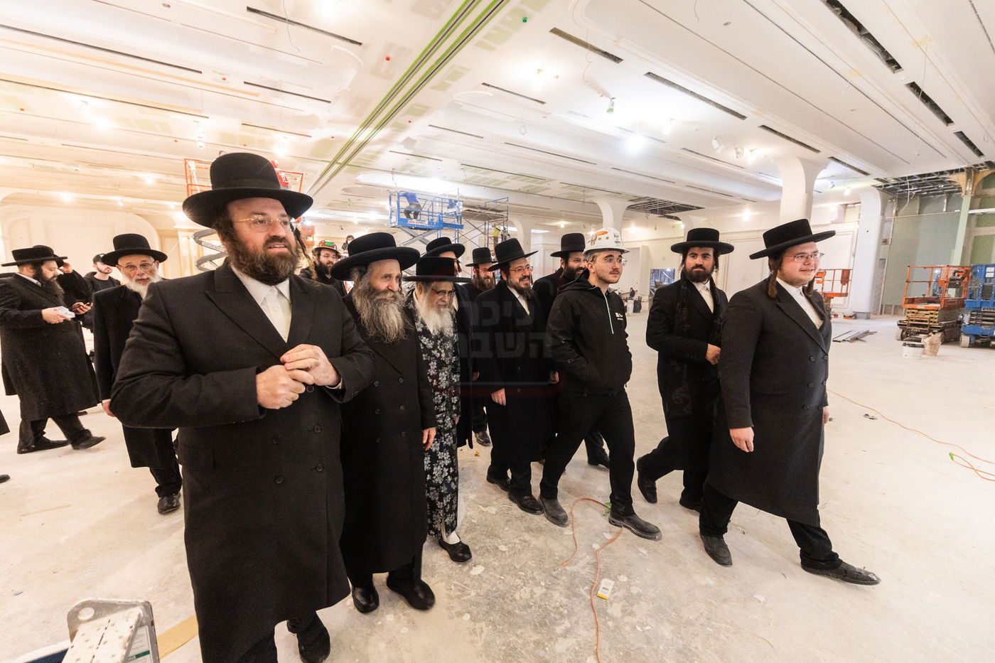 האדמו"ר מסאטמר בסיור באולמות המפוארים