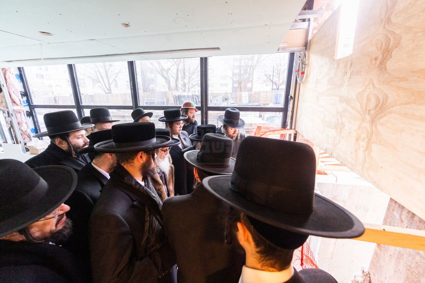 האדמו"ר מסאטמר בסיור באולמות המפוארים