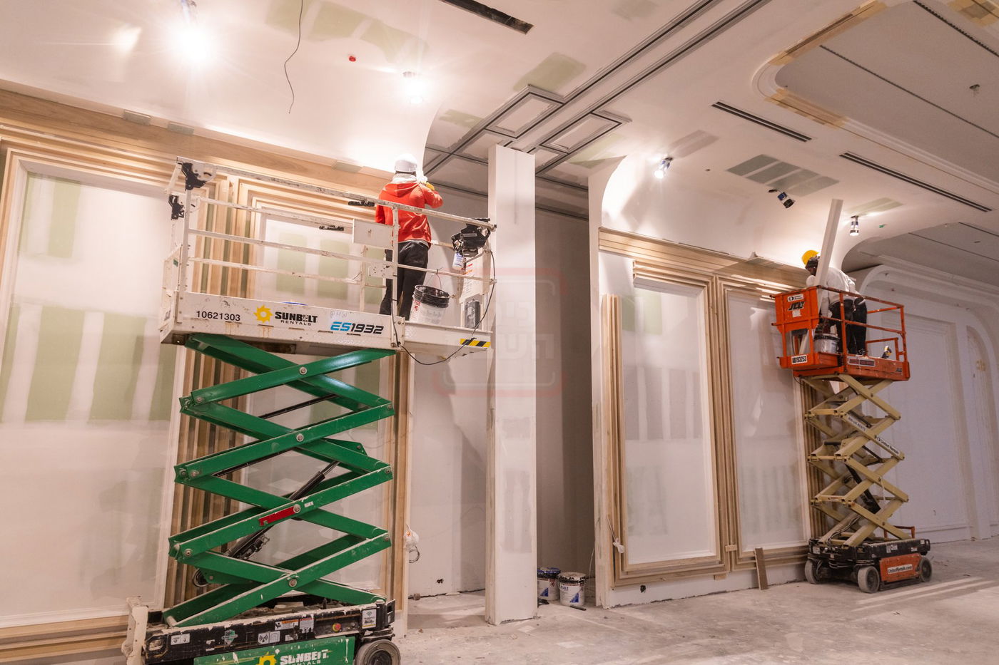 האדמו"ר מסאטמר בסיור באולמות המפוארים