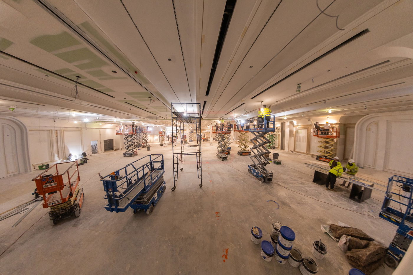 האדמו"ר מסאטמר בסיור באולמות המפוארים