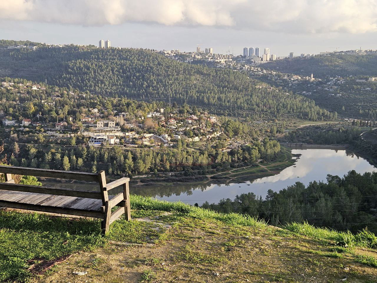 הספסל עם הנוף היפה ביותר, בימים אלו | חורף תשפ"ו