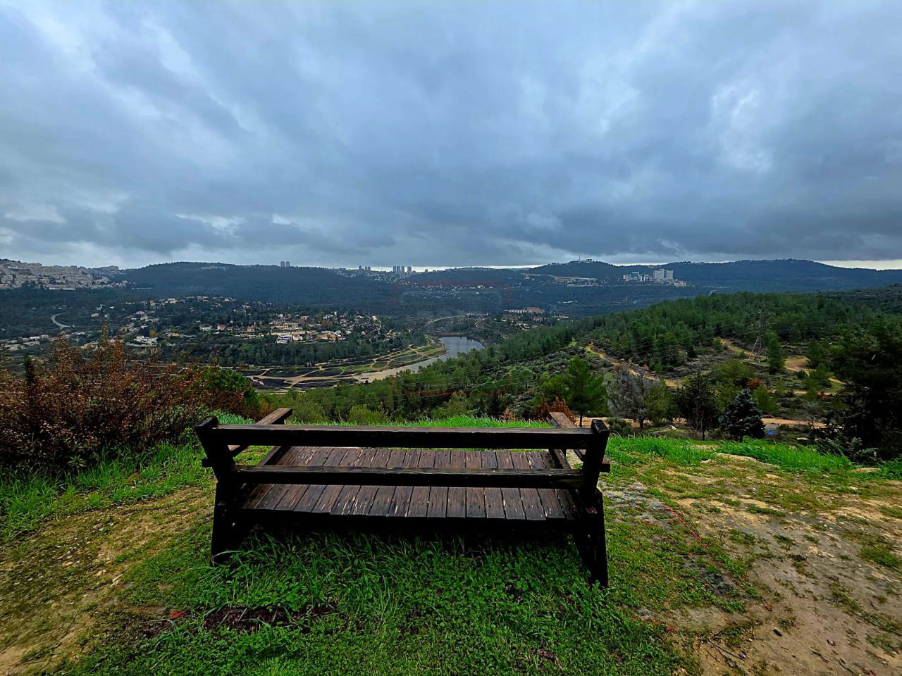 הספסל עם הנוף היפה ביותר, בימים אלו | חורף תשפ"ו