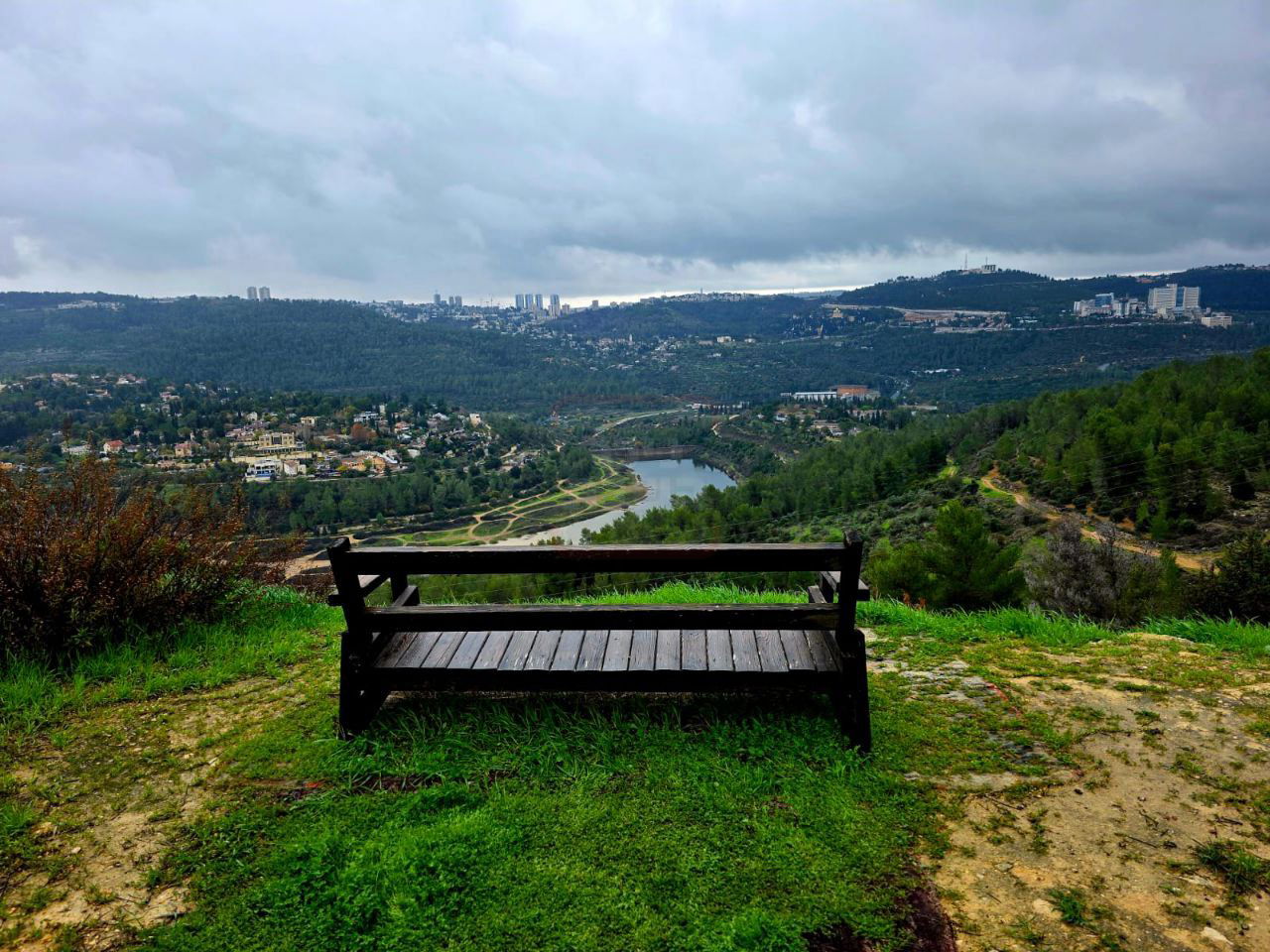הספסל עם הנוף היפה ביותר, בימים אלו | חורף תשפ"ו
