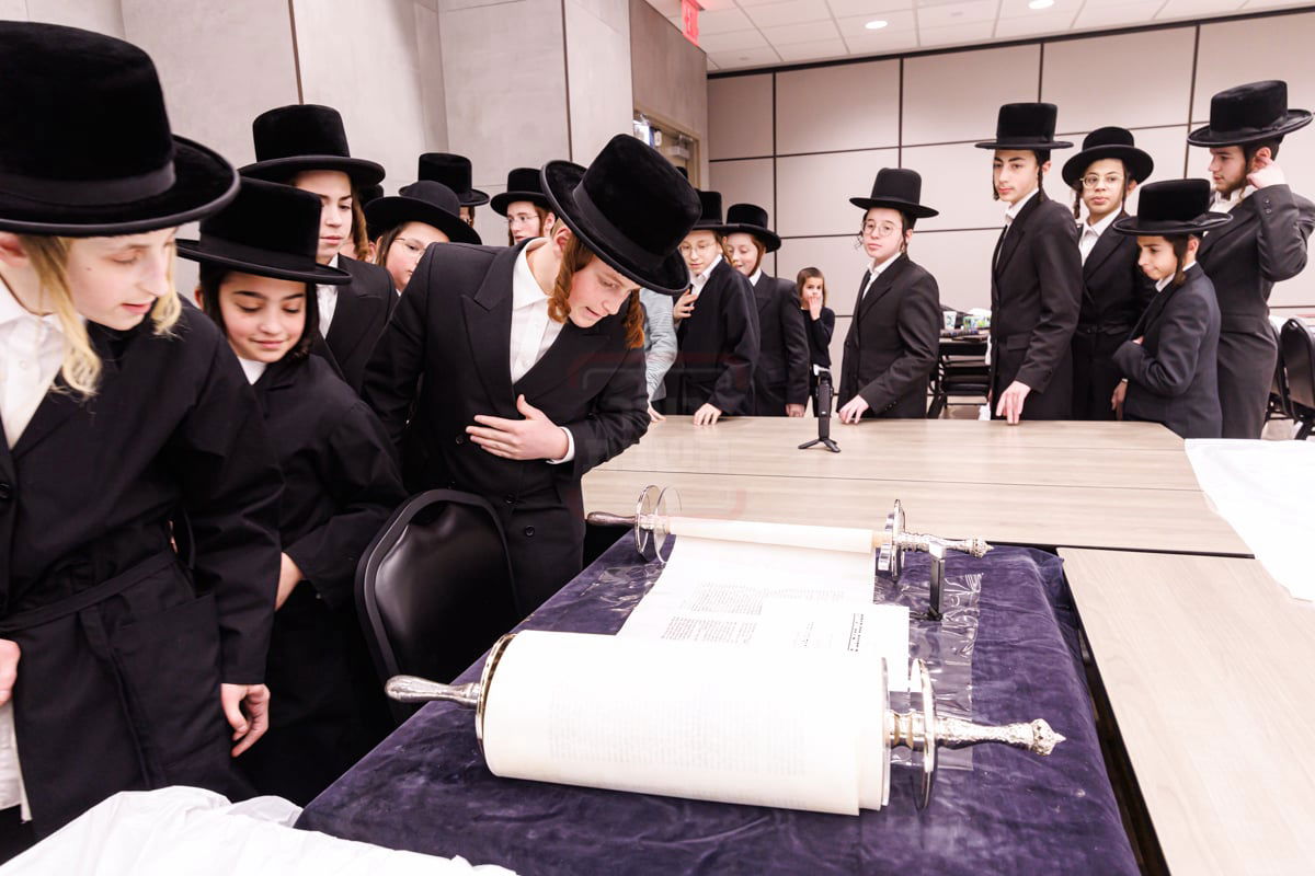 סיום כתיבת ס"ת בבאבוב