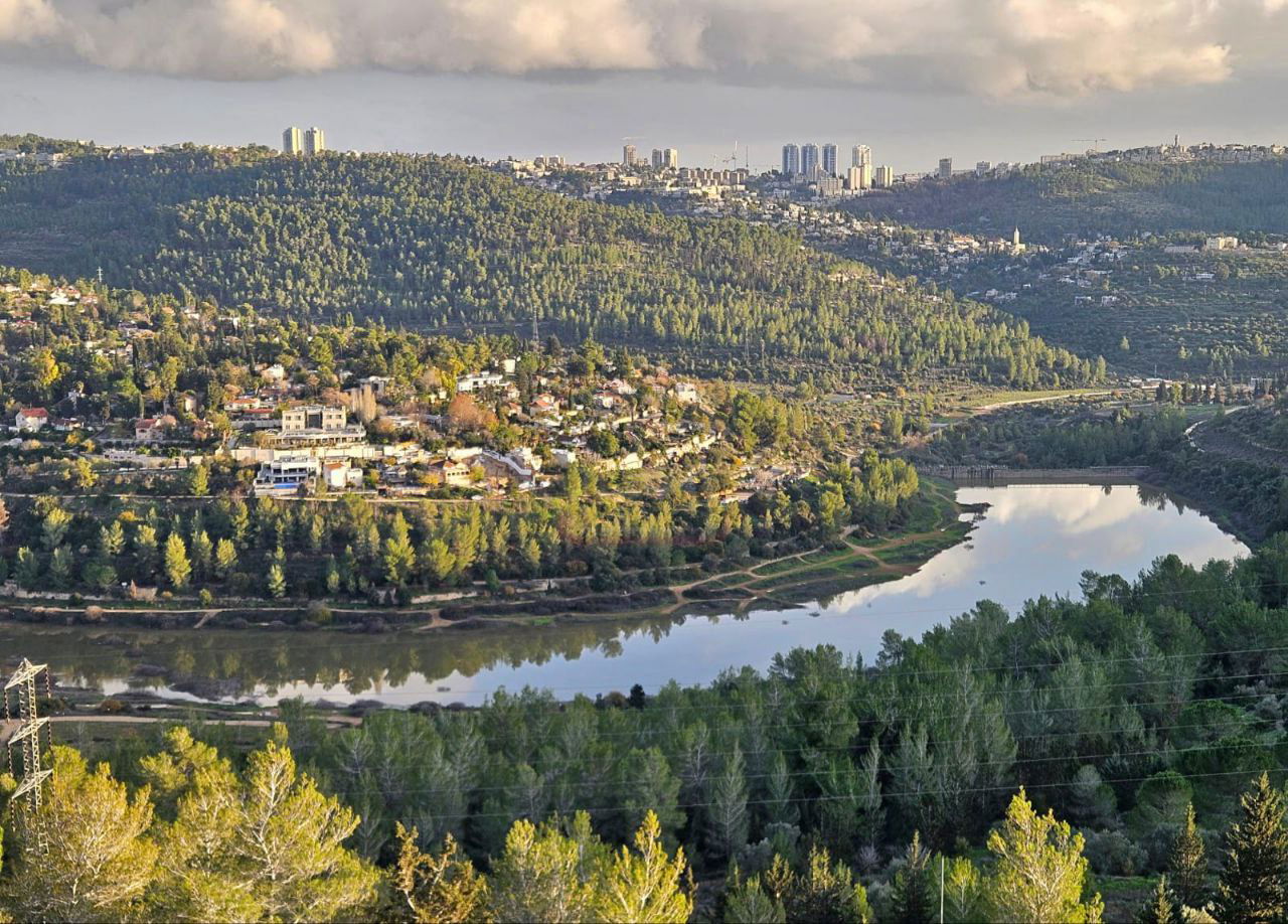 הספסל עם הנוף היפה ביותר, בימים אלו | חורף תשפ"ו