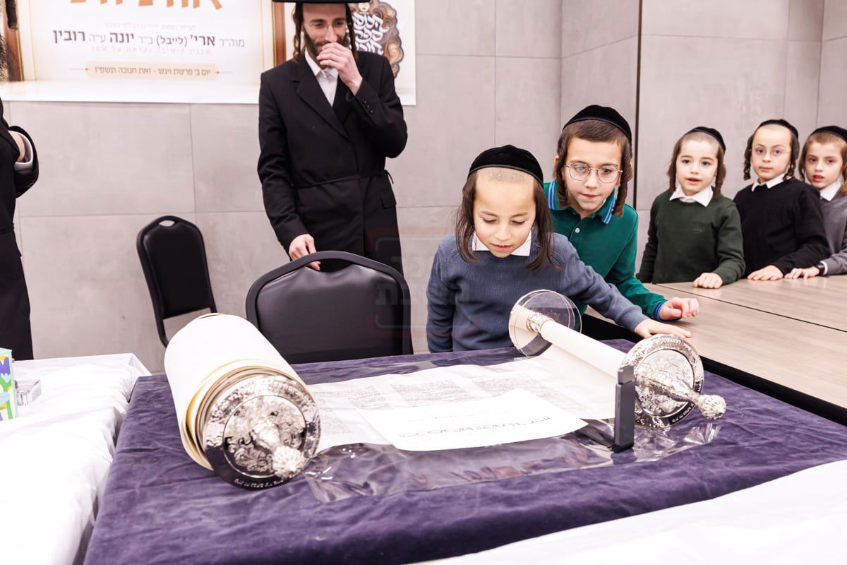 סיום כתיבת ס"ת בבאבוב