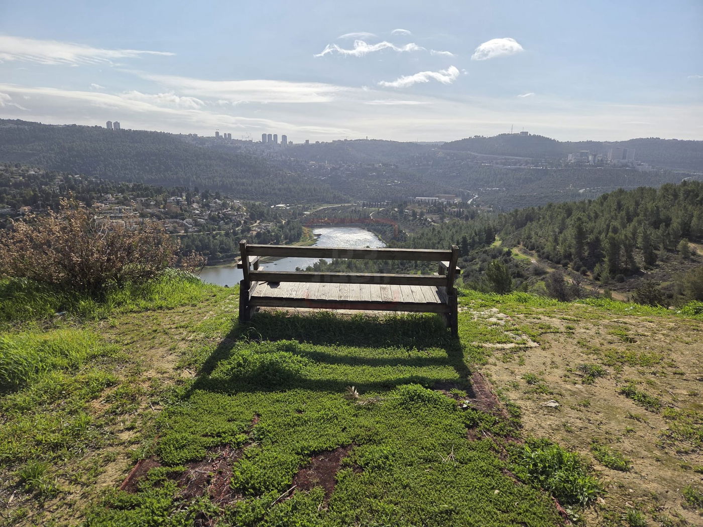הספסל עם הנוף היפה ביותר, בימים אלו | חורף תשפ"ו