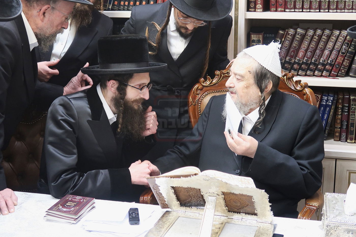 האדמו"ר מישועות יעקב סקולען בביקור אצל הגרי"מ שכטר