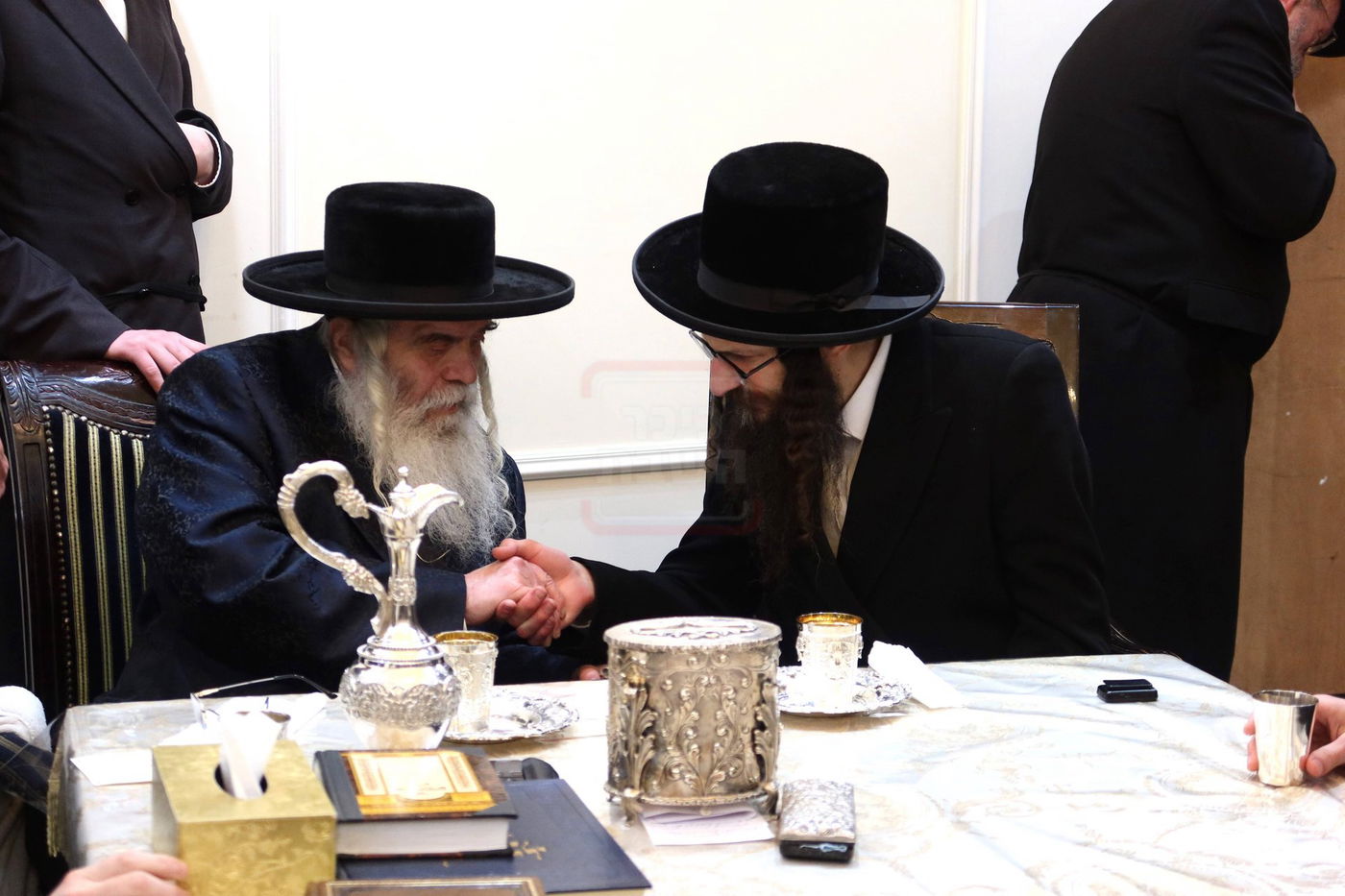 האדמו"ר מישועות יעקב סקולען בביקור אצל האדמו"ר מקרעטשניף י-ם