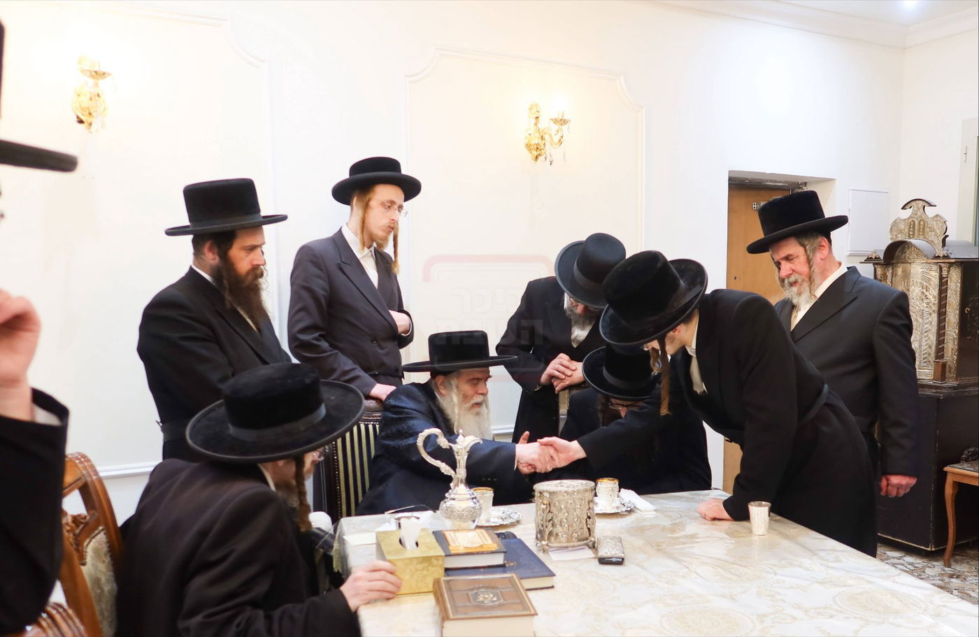 האדמו"ר מישועות יעקב סקולען בביקור אצל האדמו"ר מקרעטשניף י-ם