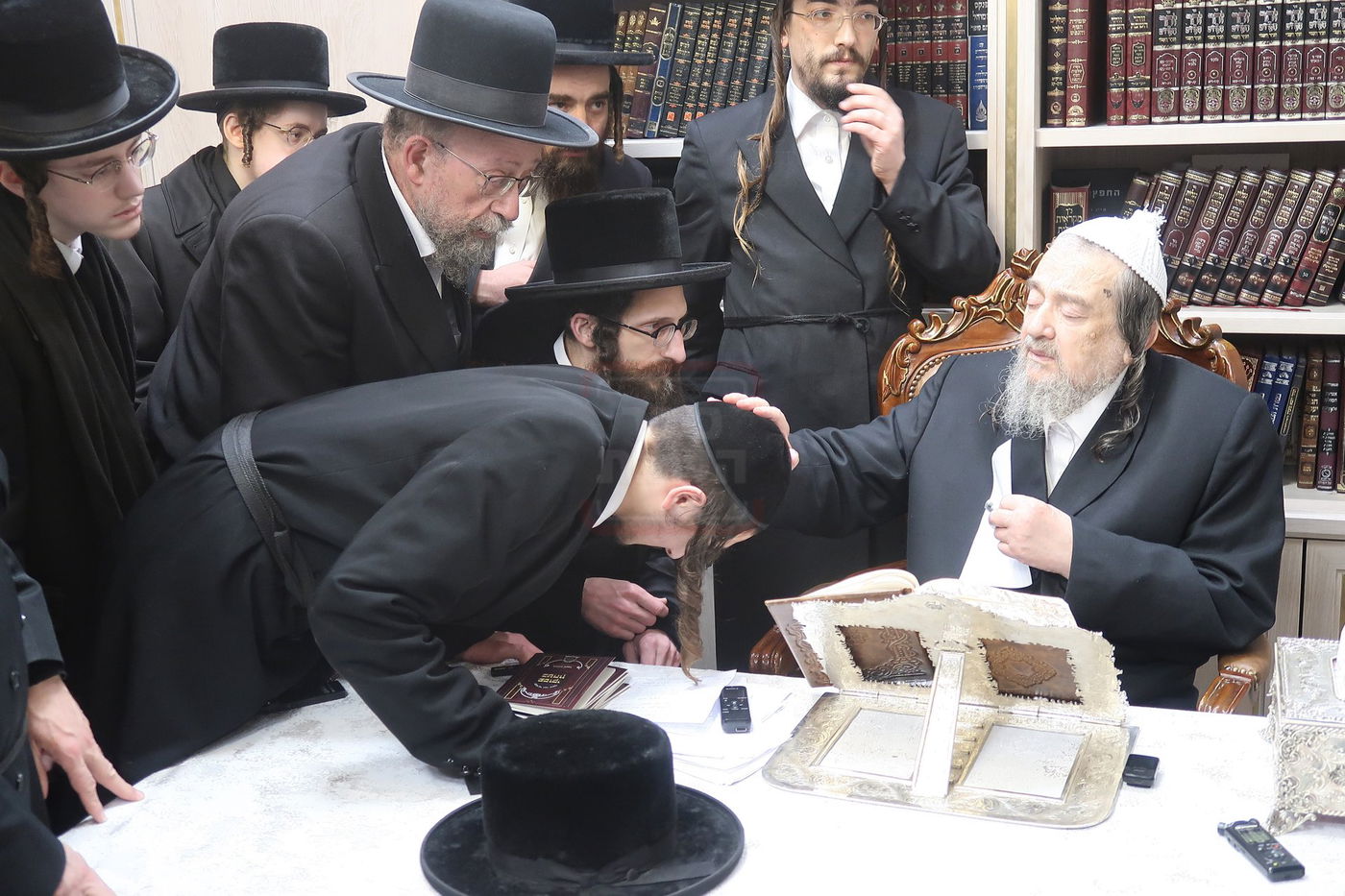 האדמו"ר מישועות יעקב סקולען בביקור אצל הגרי"מ שכטר