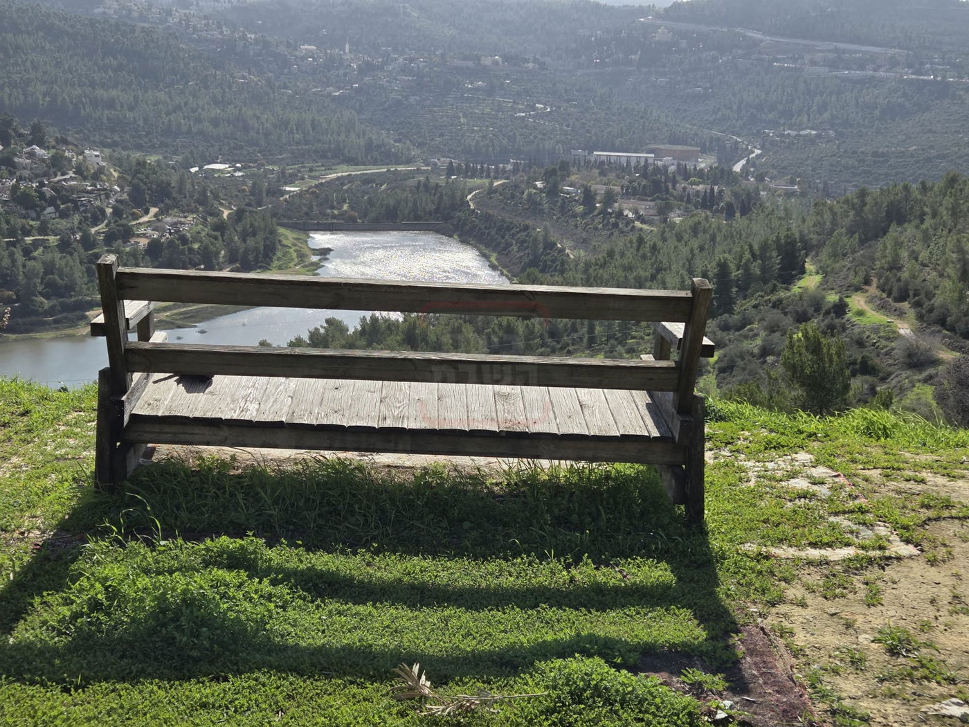 הספסל עם הנוף היפה ביותר, בימים אלו | חורף תשפ"ו