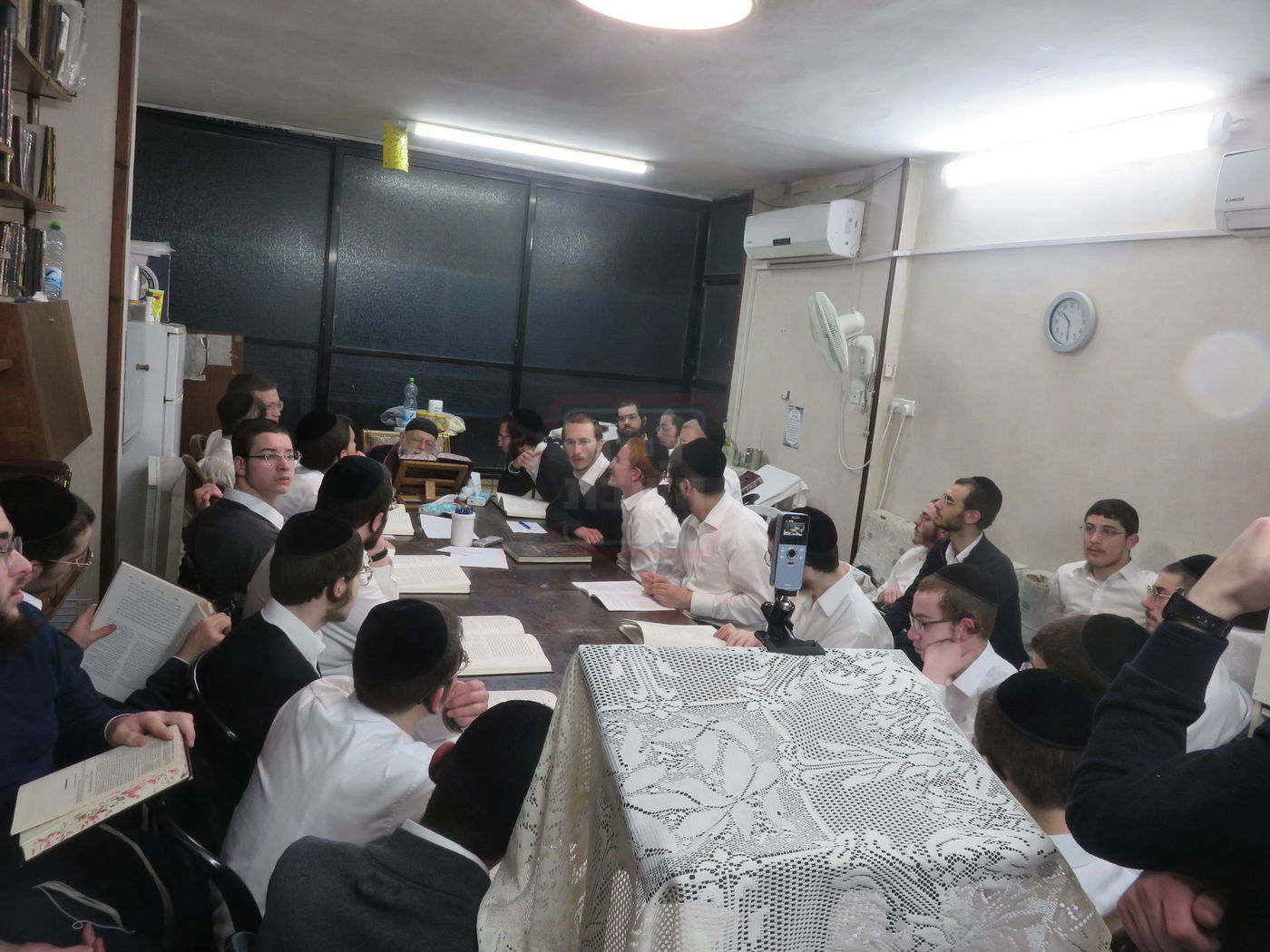 הגר"מ גריינמן במסירת שיעור אחר השחרור