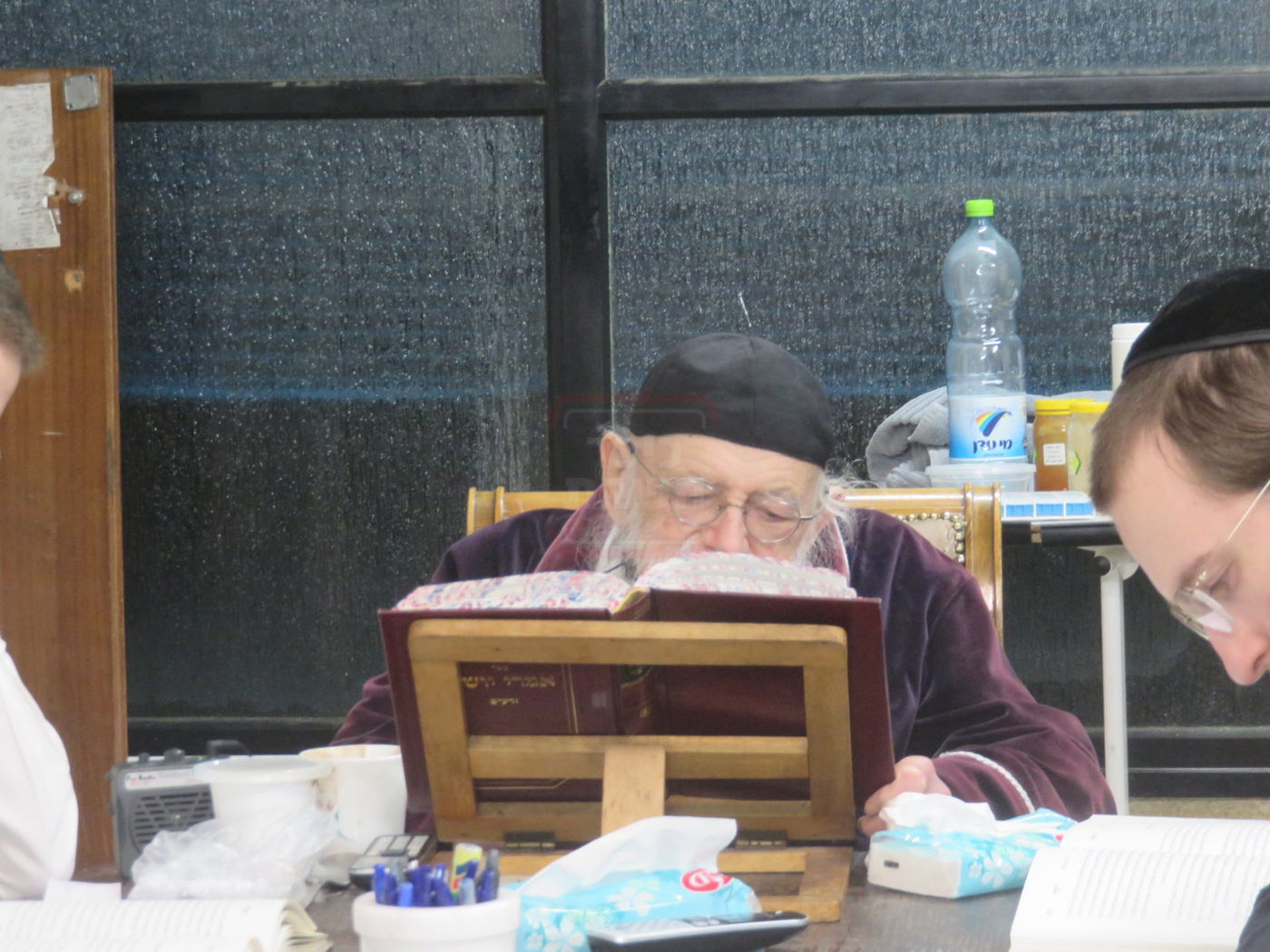 הגר"מ גריינמן במסירת שיעור אחר השחרור