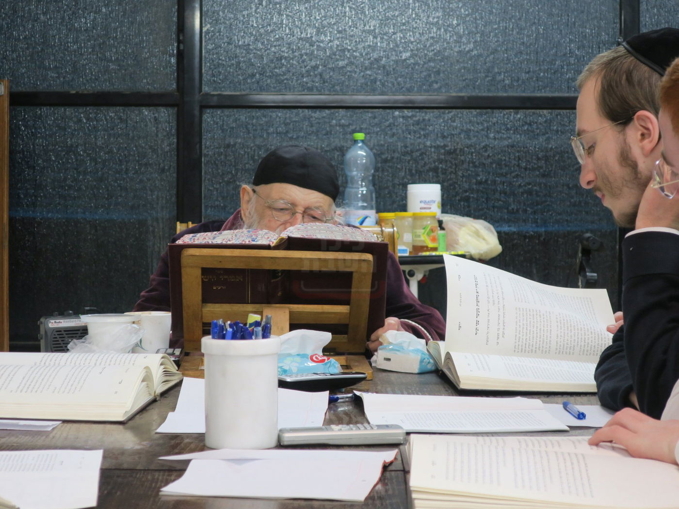 הגר"מ גריינמן במסירת שיעור אחר השחרור