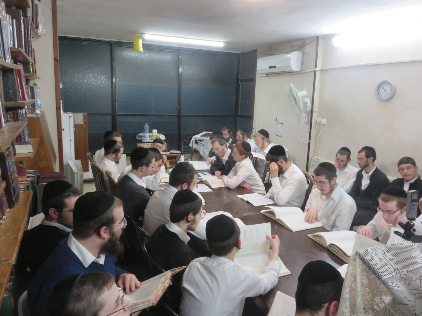 הגר"מ גריינמן במסירת שיעור אחר השחרור