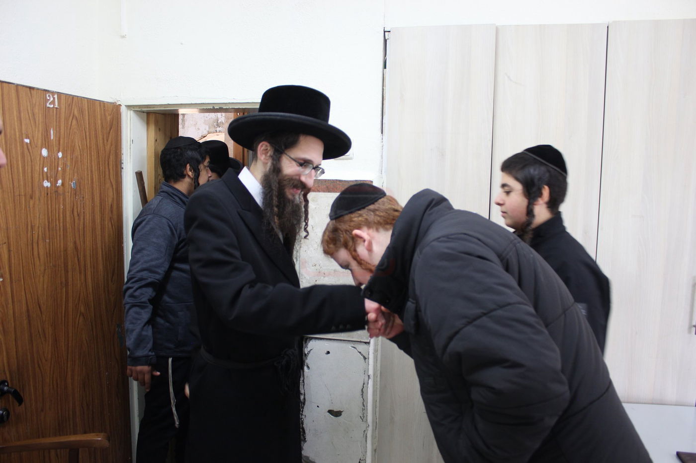 האדמו"ר מישועות יעקב סקולען בשיחה עם תלמידים במירון