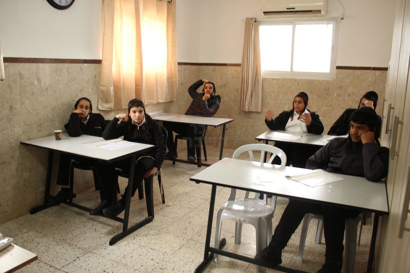 האדמו"ר מישועות יעקב סקולען בוחן תלמידים במירון